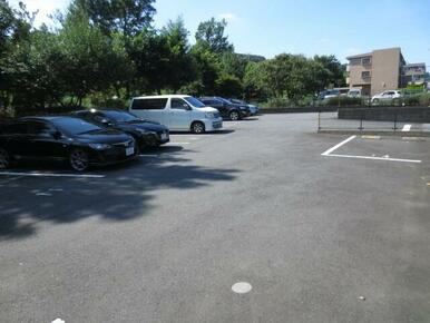 敷地内駐車場は月額５，０００円（税別）で貸出可能