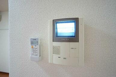 突然の来訪者も事前に確認でき安心なＴＶモニター付ドアホン。