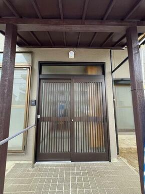 「玄関」扉は交換済みです。鍵は新品・未使用でのお渡しです。