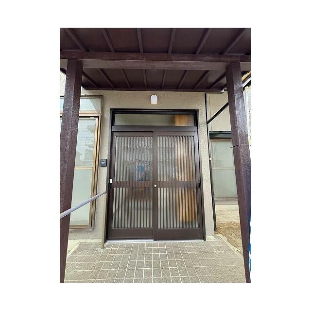 「玄関」扉は交換済みです。鍵は新品・未使用でのお渡しです。