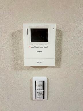 「モニターホン・スイッチプレート」新規交換済み。モニターホンはLDKに設置しています。