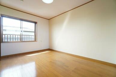 2階6帖洋室。日差しが差し込み明るい♪アクセントクロスでお部屋の雰囲気を変えています♪