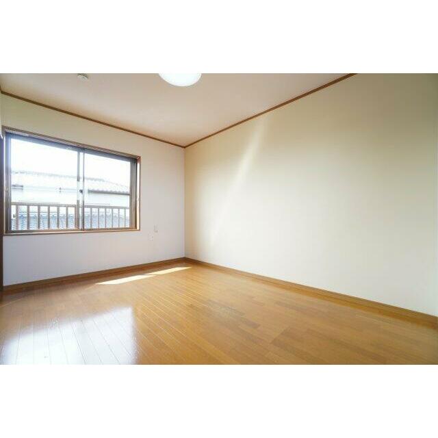 2階6帖洋室。日差しが差し込み明るい♪アクセントクロスでお部屋の雰囲気を変えています♪