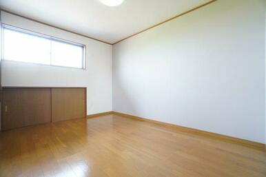 2階6帖洋室。クロスの張替を行っています！