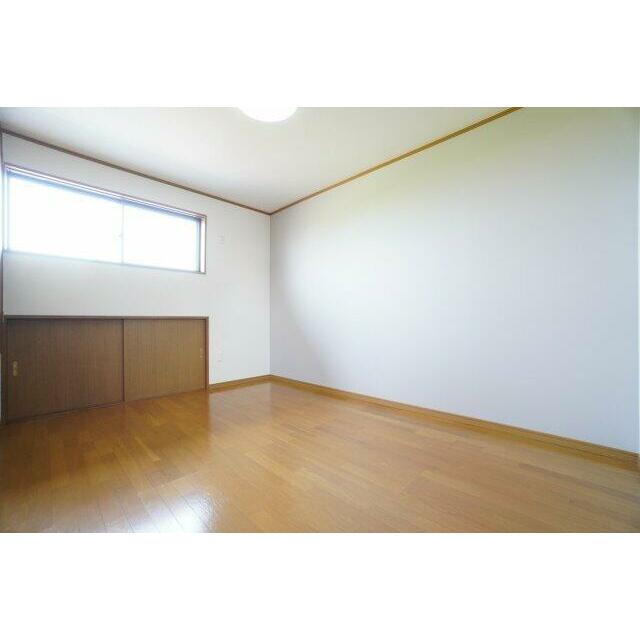 2階6帖洋室。クロスの張替を行っています！