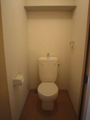 トイレ空間が広くゆったり、上部収納もあります！