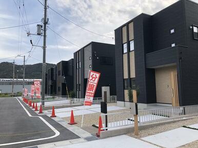 前面道路が広く、ゆったりとした敷地には車を２台駐車可能です。穏やかな住環境で快適な暮らしが送れます。