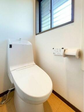 【リフォーム前】　１階トイレです。温水洗浄機能機能付き便座。