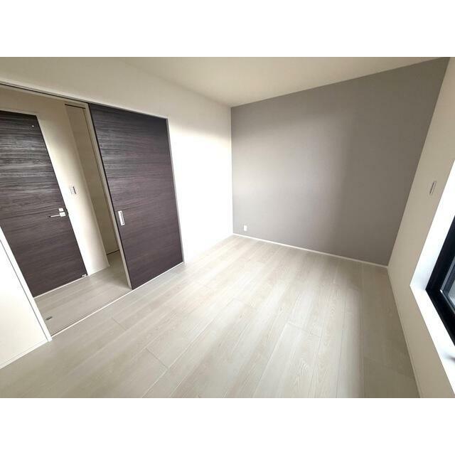 モダンなアクセントクロス採用で壁も一つのインテリア（1号棟）