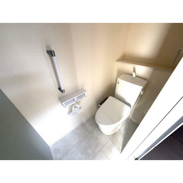 気遣いの嬉しい手すりのついたトイレです（1号棟）