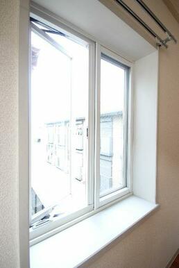 【窓】西側の窓は出窓になっています。