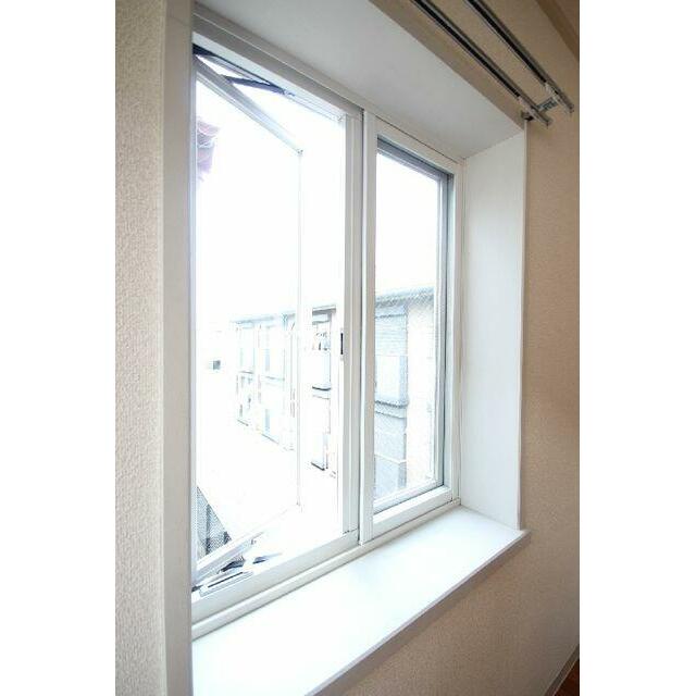 【窓】西側の窓は出窓になっています。