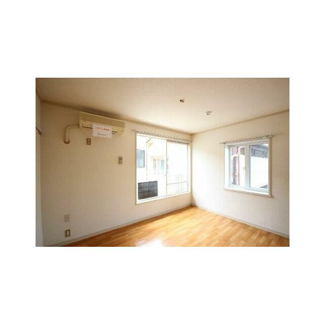 【リビング】５．４帖のお部屋は２面採光です。