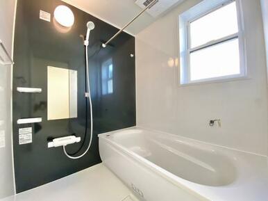 ゆったりとくつろげる1.0坪のユニットバス♪浴室換気乾燥暖房機付きです！
