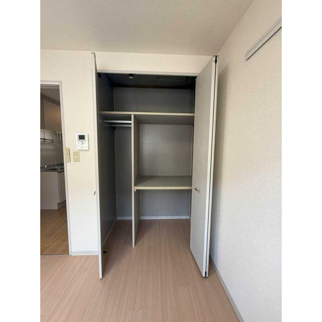 洋室にはハンガーパイプ付きの収納がございます。