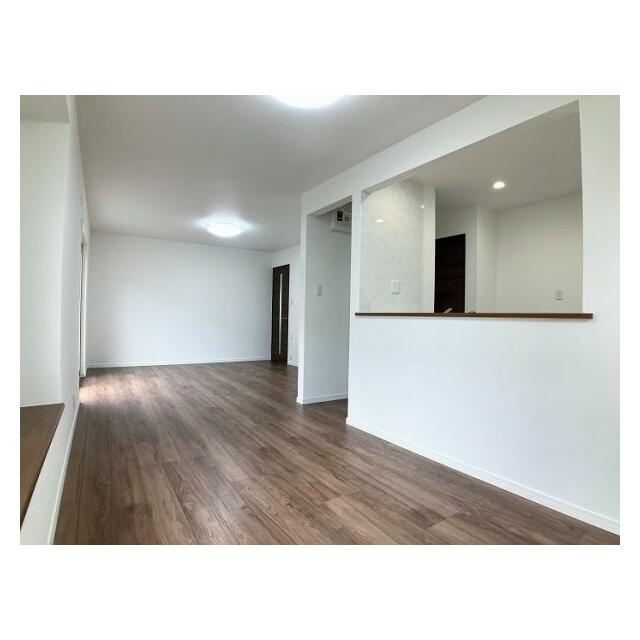 リビング　全室リフォーム済みなので清潔な住まいにご入居頂けます