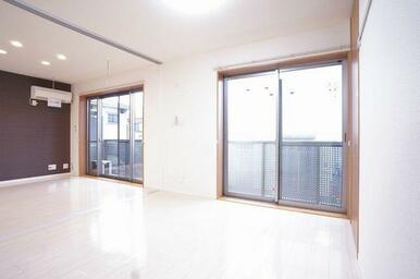 ５．５帖の洋室。陽射しの差し込む明るいお部屋です。洋室⇔ＬＤＫ間の間仕切りを開放して、広々とした１…