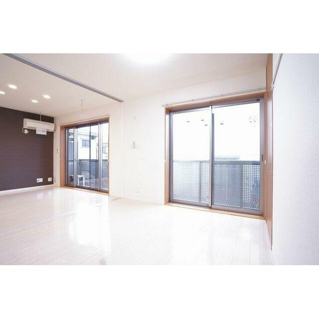 ５．５帖の洋室。陽射しの差し込む明るいお部屋です。洋室⇔ＬＤＫ間の間仕切りを開放して、広々とした１…