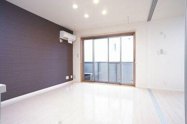 キッチン側から見たＬＤＫ。陽射しの差し込む明るいお部屋です。備え付けのダウンライトとＬＥＤシーリン…
