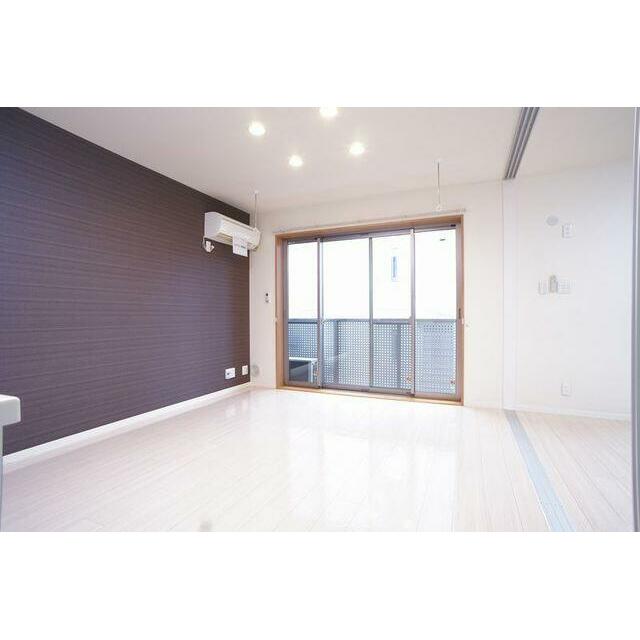 キッチン側から見たＬＤＫ。陽射しの差し込む明るいお部屋です。備え付けのダウンライトとＬＥＤシーリン…