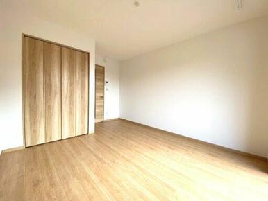 落ち着いた色調の洋室です