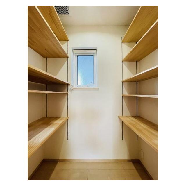 WICの奥に可動棚付き収納スペース。本やアルバム、大切な思い出の品をたっぷり保管できます＾＾