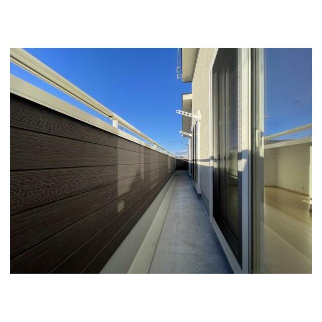 前面が道路で日当たり◎風通りもよい、3部屋から出入りのできるバルコニー＾＾