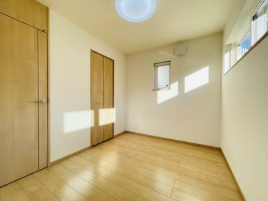 2面窓の明るいお部屋！お子様のお部屋におススメです♪