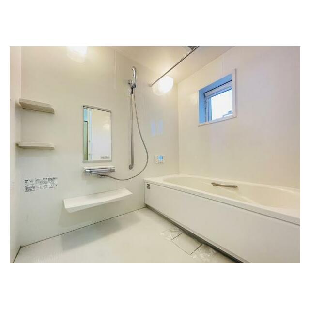 洗い場が広くゆとりのある浴室。窓があって明るく開放的◎