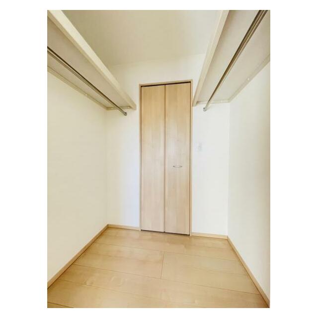 整理整頓に大活躍のWIC。枕棚にシーズンオフの衣類もすっきり収納できます＾＾