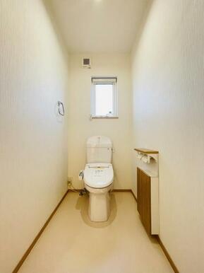 ゆとりのあるトイレは採光窓が付いていて明るい空間です♪