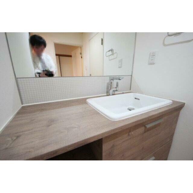 壁紙が印象的なトイレ