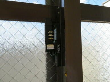 窓錠はダイヤルロック式で防犯面も安心です。