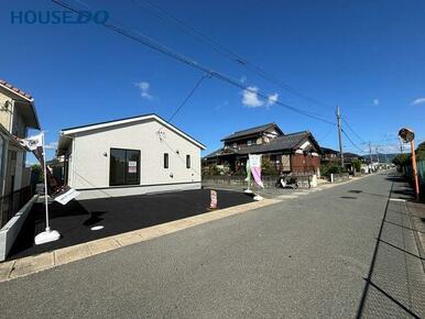 広々とした前面道路