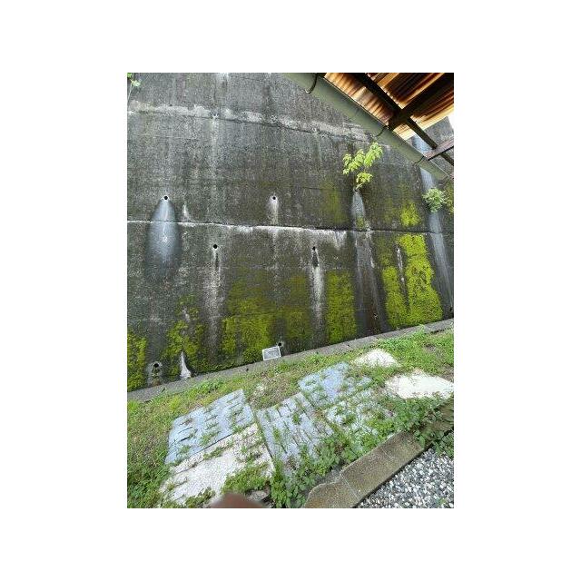裏手は頑丈な擁壁。背後に建物がなく開放感のある配棟です。
