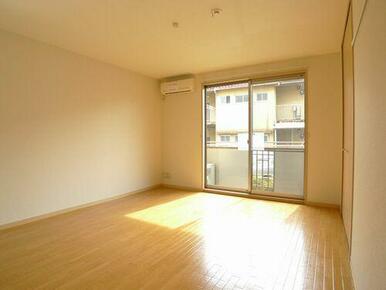 南向きで明るい洋室は８．０帖の広さ☆エアコン付きです