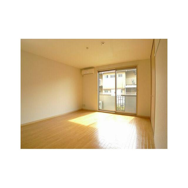 南向きで明るい洋室は８．０帖の広さ☆エアコン付きです
