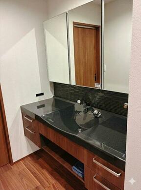 高級感のあるワイドタイプの洗面化粧台！