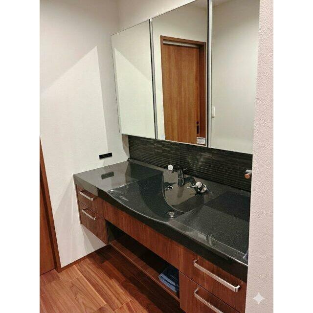 高級感のあるワイドタイプの洗面化粧台！