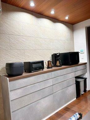 キッチン背面にはレンジ、炊飯器等が置けるカップボードも付いているので、収納力もあります！奥には食品