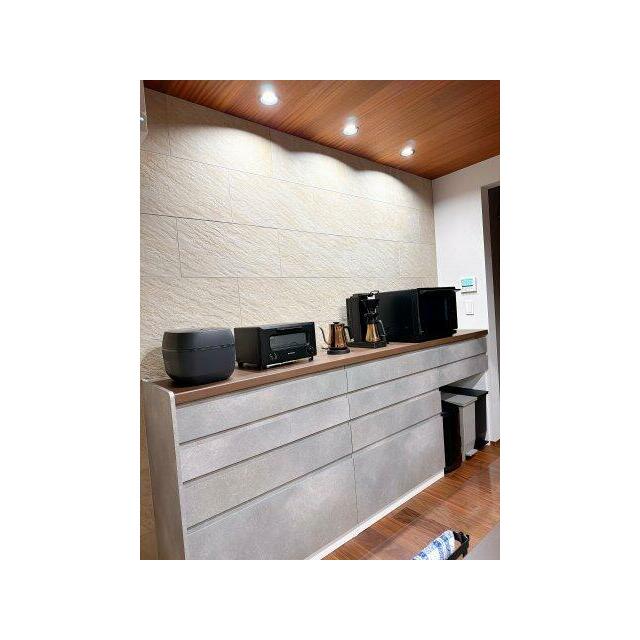 キッチン背面にはレンジ、炊飯器等が置けるカップボードも付いているので、収納力もあります！奥には食品