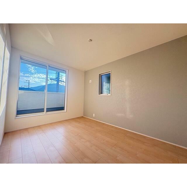 単調になりがちなお部屋の印象も面違いのクロスが格好のアクセントに（1号棟）