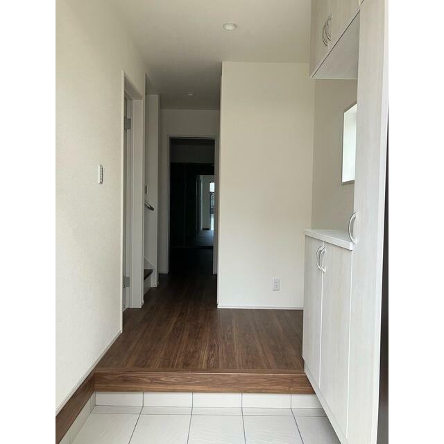 開ければ広がる、閉じれば落ち着く玄関（1号棟）