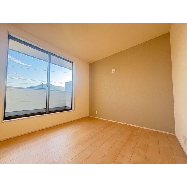 アクセントをつけたクロスでスタイリッシュな空間（2号棟）