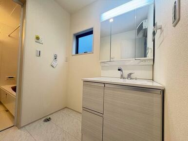 女性のお化粧や男性の身だしなみに洗面台は不可欠（2号棟）