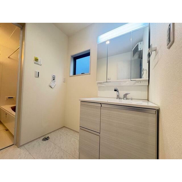 女性のお化粧や男性の身だしなみに洗面台は不可欠（2号棟）