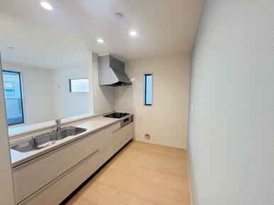 開放感のあるカウンターキッチンは料理中に孤立しないメリットも（2号棟）