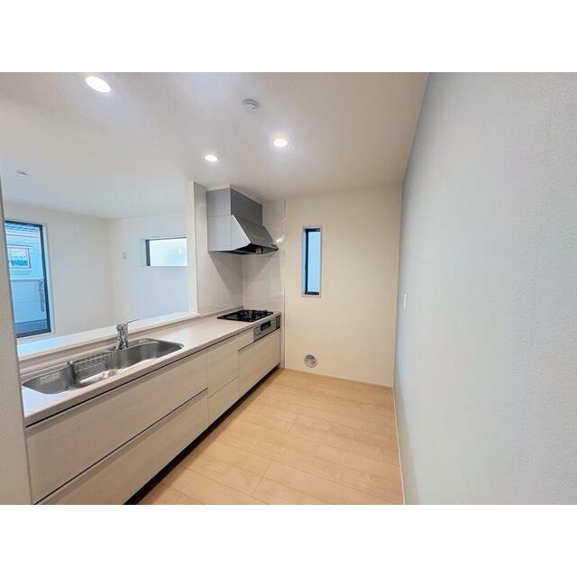 開放感のあるカウンターキッチンは料理中に孤立しないメリットも（2号棟）