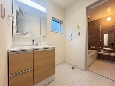 一日の始まりは洗面所から。さぁ顔を洗って気合を入れよう（1号棟）