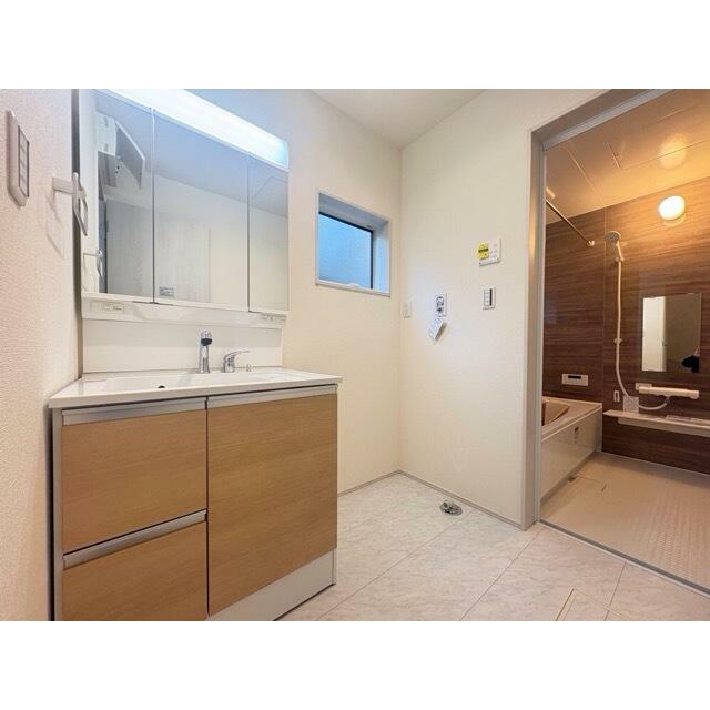 一日の始まりは洗面所から。さぁ顔を洗って気合を入れよう（1号棟）